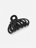 Petite pince à cheveux crabe noire mate, vue de trois quarts