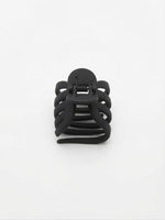 Petite pince à cheveux crabe noire mate, vue de face avec le ressort